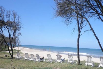 Un VVF au bord de la plage de sable