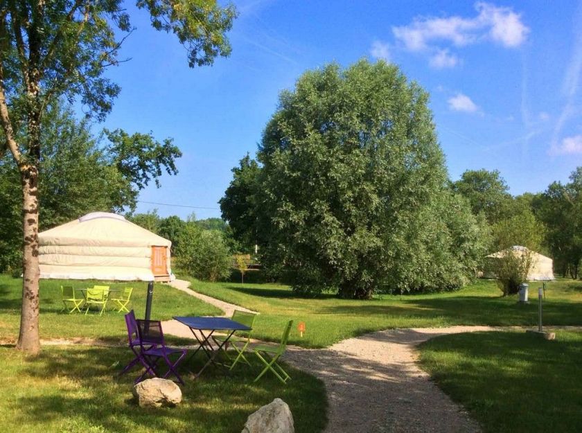 Les yourtes mongoles de l'Escale des Châteaux de la Loire, avec des salons de jardin