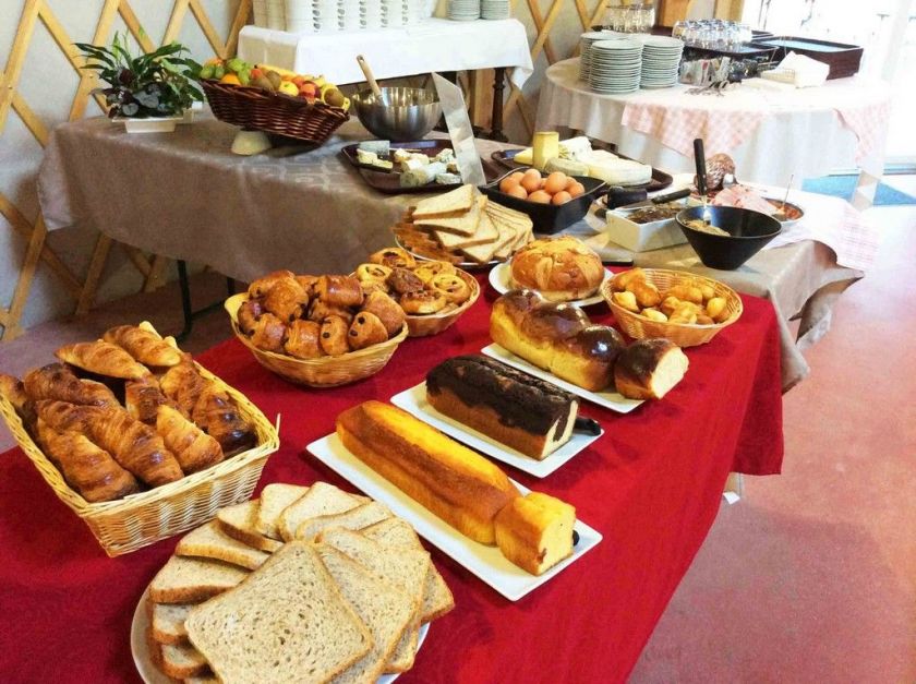 Le service du petit-déjeuner,présenté sous forme de buffet pour toute la famille