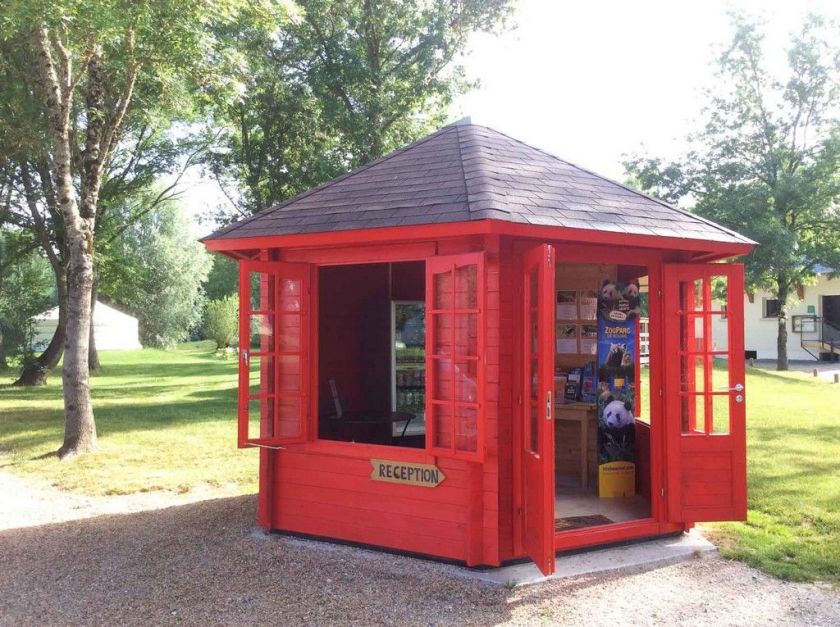 Le kiosque, avec boissons et informations touristiques