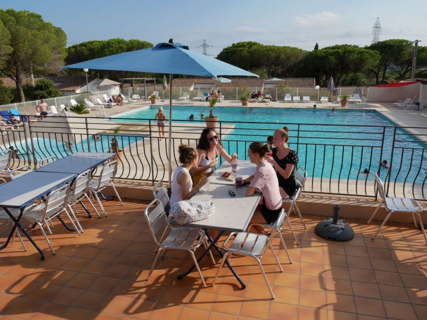 Terrasse avec vue sur la piscine