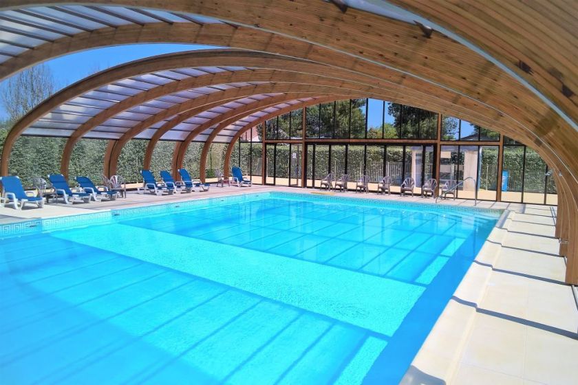 Grande piscine chauffée avec protection anti-UV