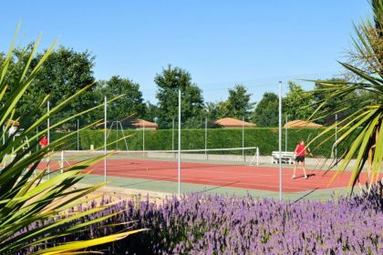 Court de tennis avec location de raquettes en supplément