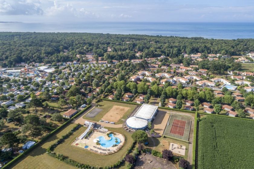 Terrain de tennis, mini-golf, terrain de beach-volley et de football et espace de fitness extérieur