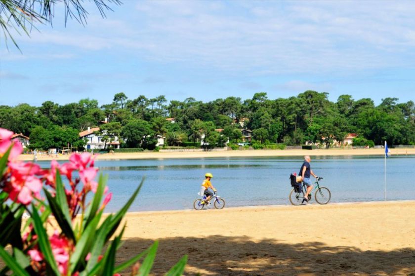 Lac marin et plage surveillée à 900m