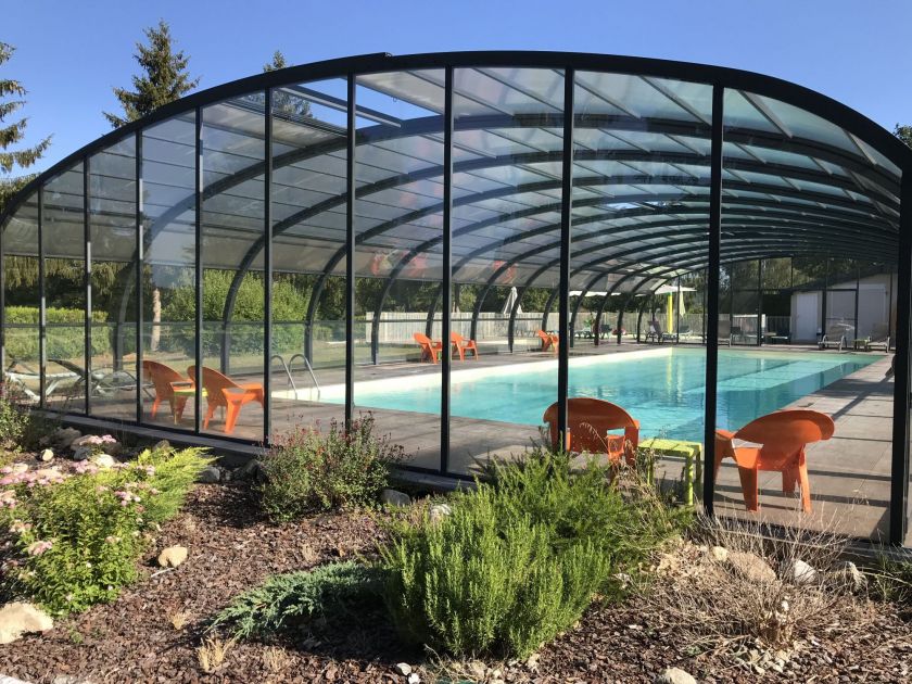 La piscine couverte dans un cadre naturel et reposant