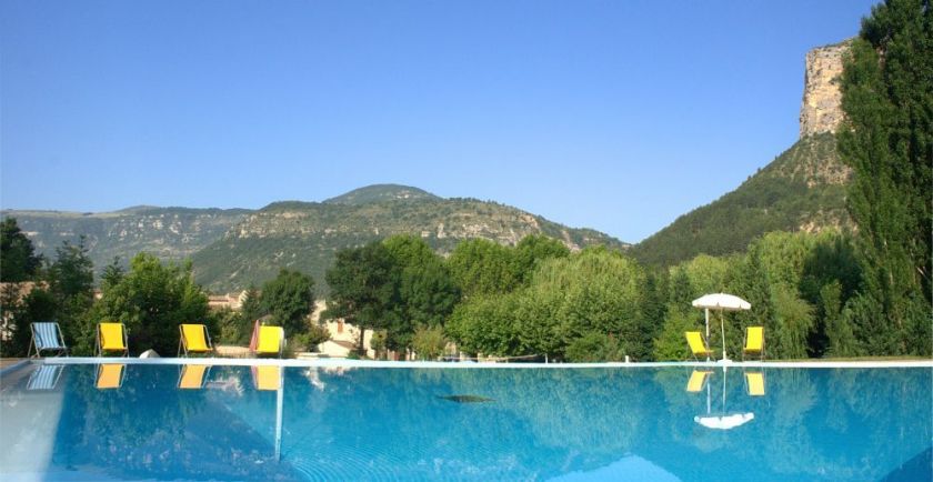 Piscine extérieure chauffée et solarium