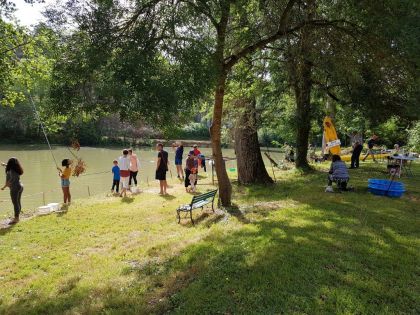 Partie de pêche au bord de la rivière