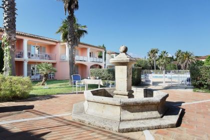 La piscine et le jardin de la résidence-Club La Palmeraie