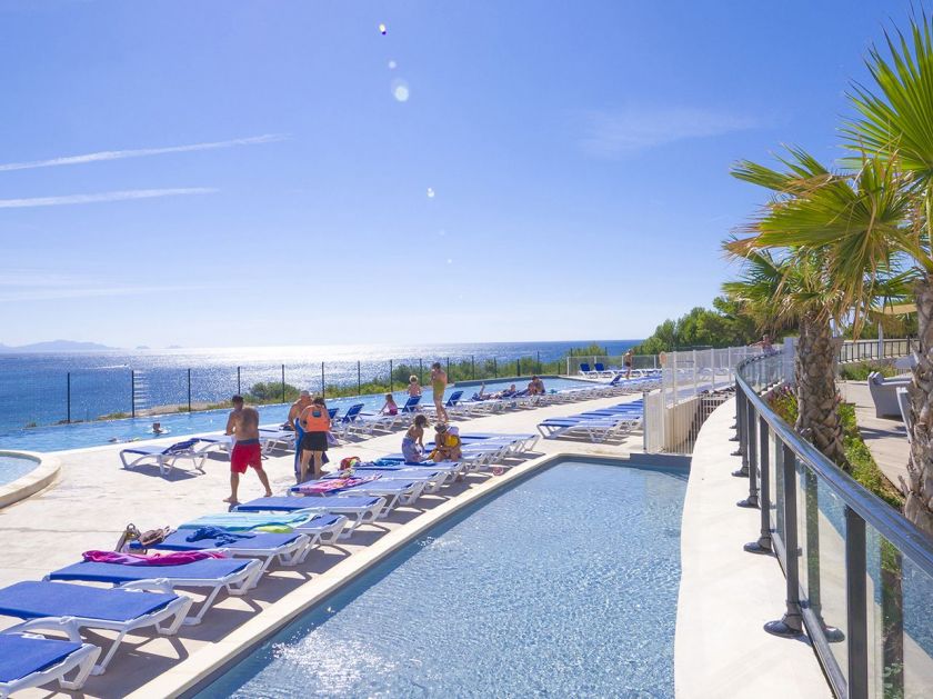 La piscine avec vue panoramique sur la Méditerranée