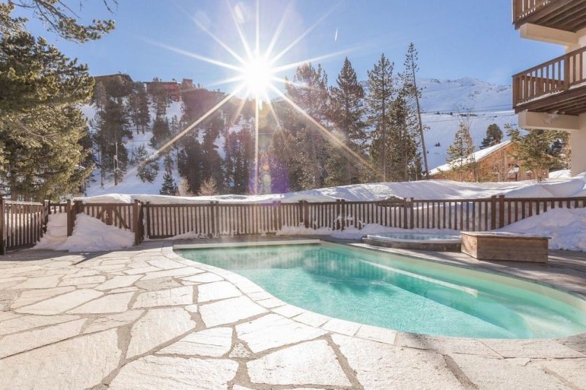 La piscine extérieure du bâtiment Jardin des Cascades, dans la Résidence Le Village