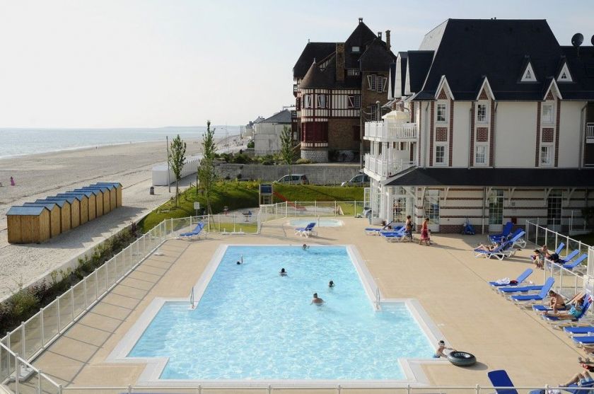 La piscine extérieure chauffée de juin à septembre et la Résidence avec vue sur la mer !