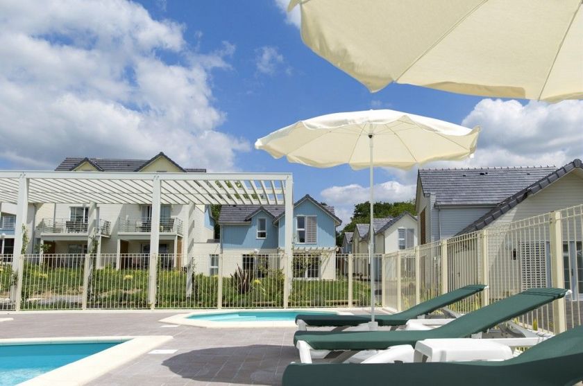 La piscine extérieure et le solarium pour un bain de soleil en famille