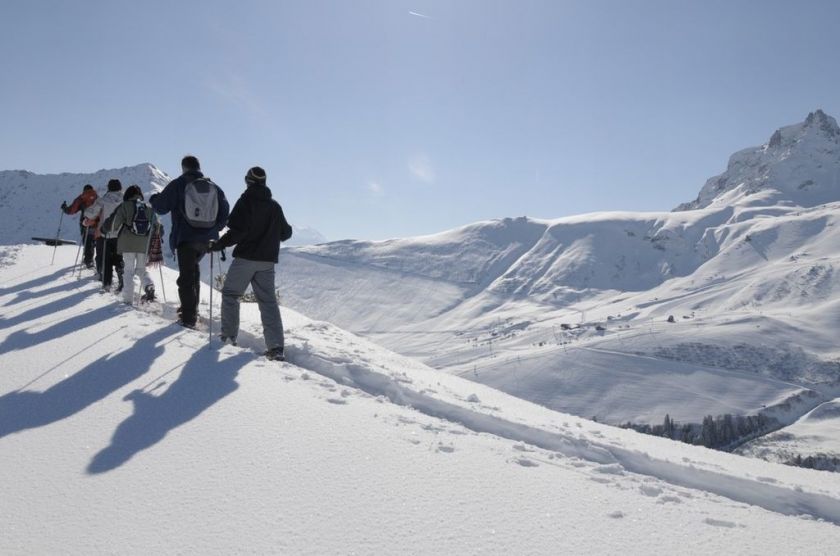 La randonnée en raquettes, une activité à découvrir en famille à Valmorel