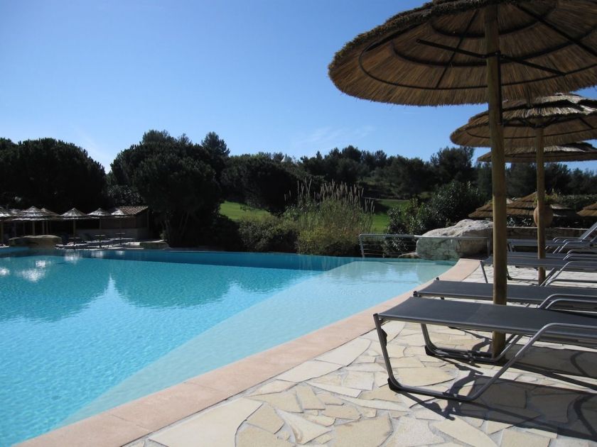 Une des piscine extérieure de l'Hôtel Le Frégate Provence