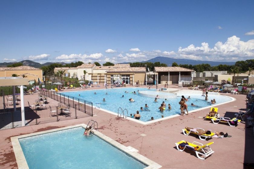 La Résidence Les Demeures du Ventoux et ses piscines extérieures pour toute la famille !