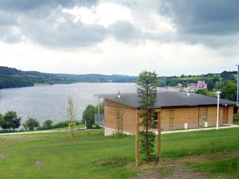 Une vue sur le lac depuis un cottage