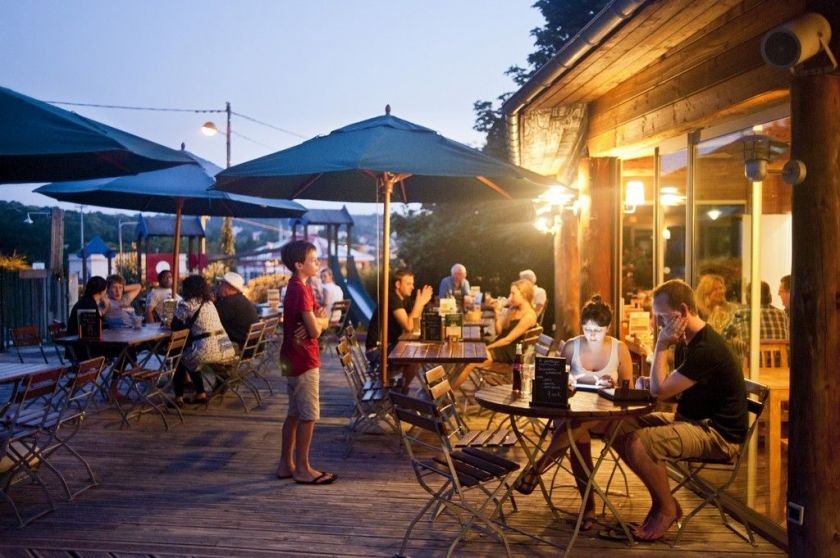 La terrasse du bar restaurant vous promet d'agréables soirées en famille