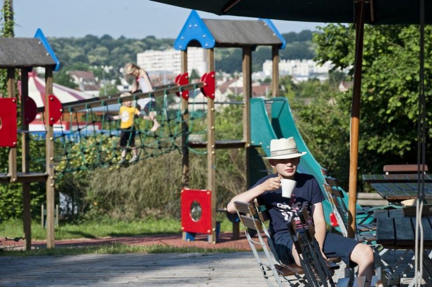 L'aire de jeux pour enfants d'Huttopia Versailles