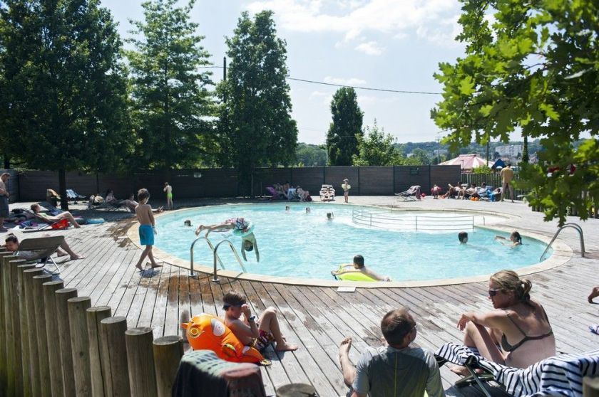 La piscine et ses transats pour se détendre près des enfants