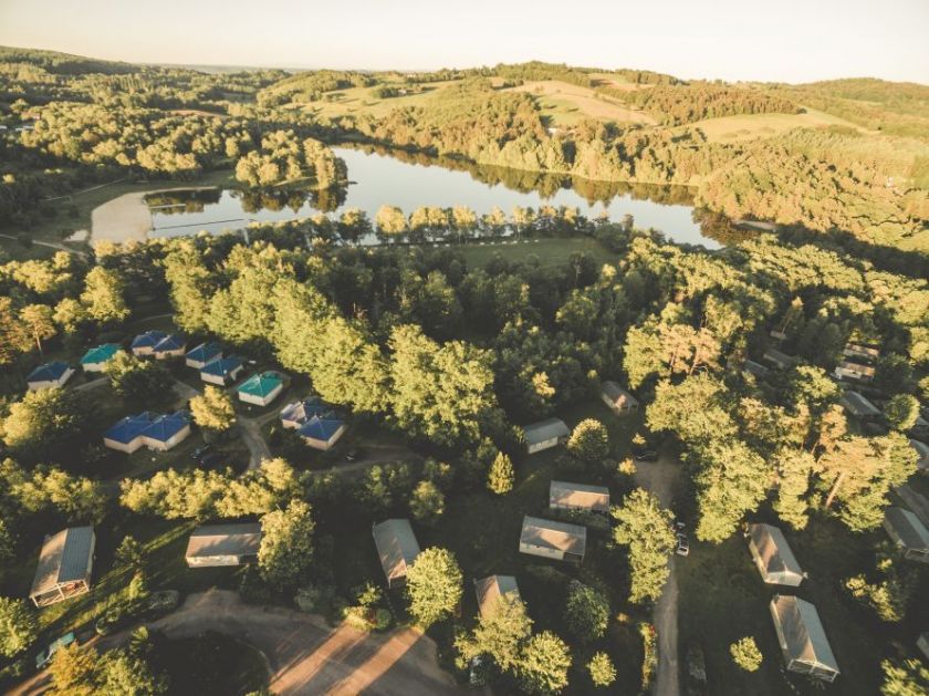 Charmant hameau au sommet d'une colline