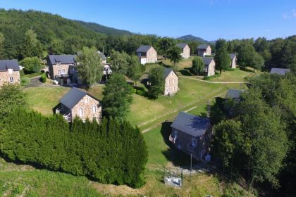 16 chalets en bois et 12 maisons en pierre de deux étages