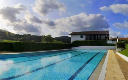 La piscine chauffée en juillet et août à deux pas du village vacances