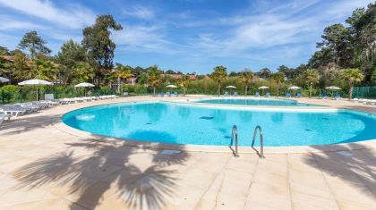 Détente et farniente au bord de la piscine !