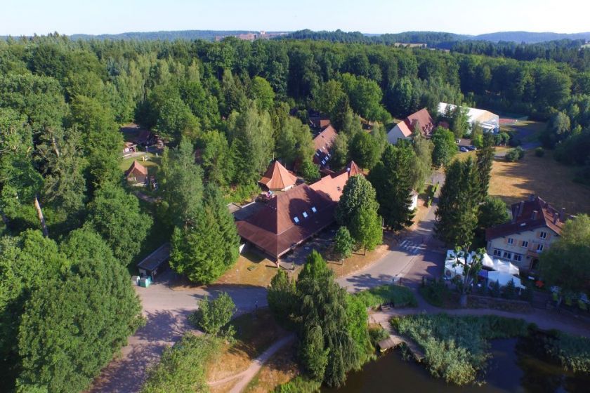 Situé sur un parc arboré