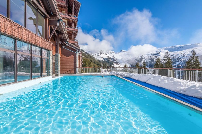 Piscine avec vue sur les montagnes