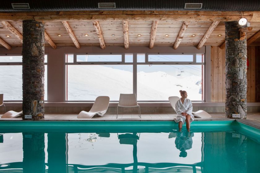 Se relaxer au bord de la piscine intérieure chauffée