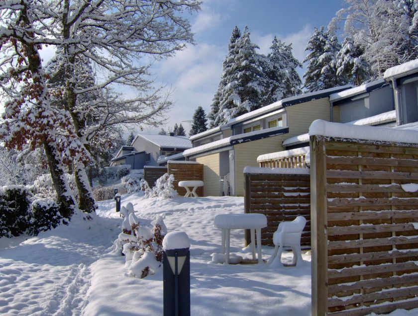 Le village enneigé en plein hiver